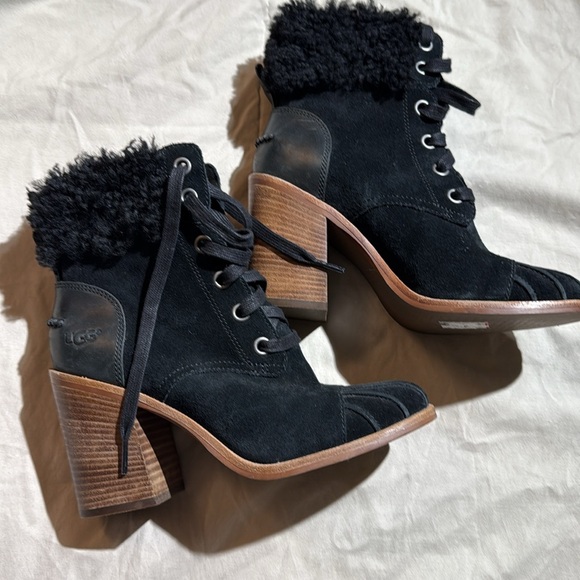 UGG Jaxon Black Suede/Sheepskin Lace Up Heel Boots Womens sz7 - Picture 2 of 4